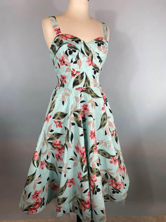 Vintage-inspired floral dress with sweetheart neckline and flared skirt, perfect for Hollywood glamour style